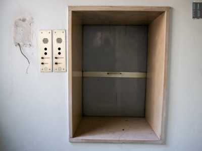 Percorriamo i primi livelli dell�edificio, introdotti dagli antichi montacarichi...
